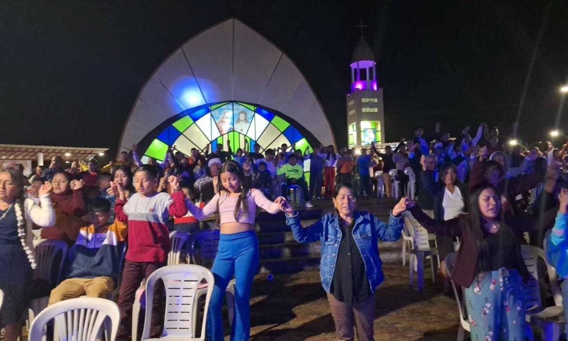 devotos en el santuario de la Virgen del Pilar