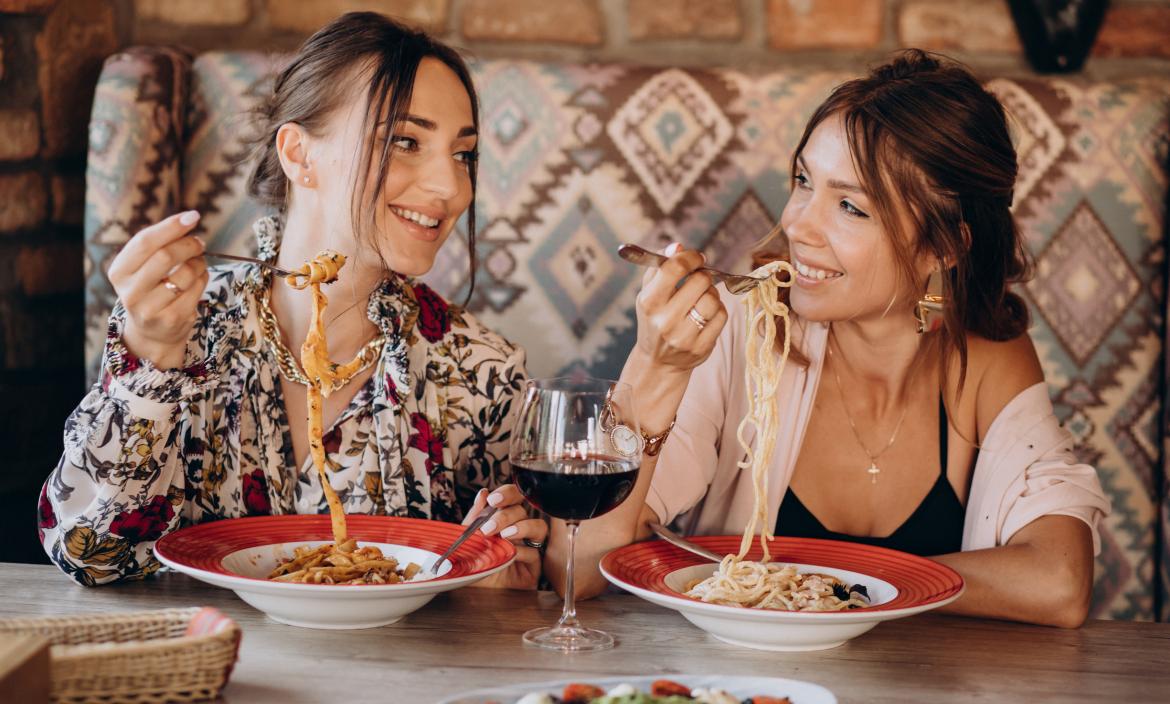 MUJERES COMIENDO