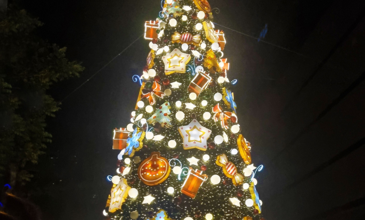 Referencial: un árbol de Navidad volverá a engalanar el Policentro.