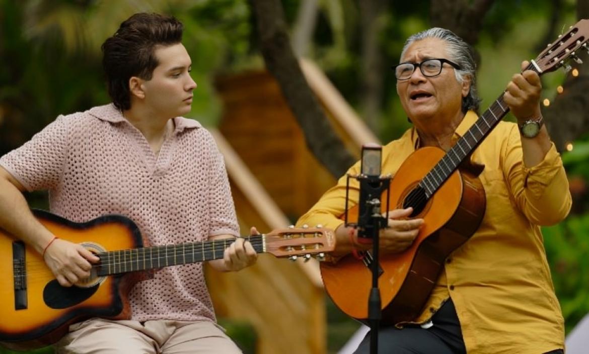 Jandino (i) junto a su padre Carlos Chiluiza (d) en el video que grabó por el Día del Padre.