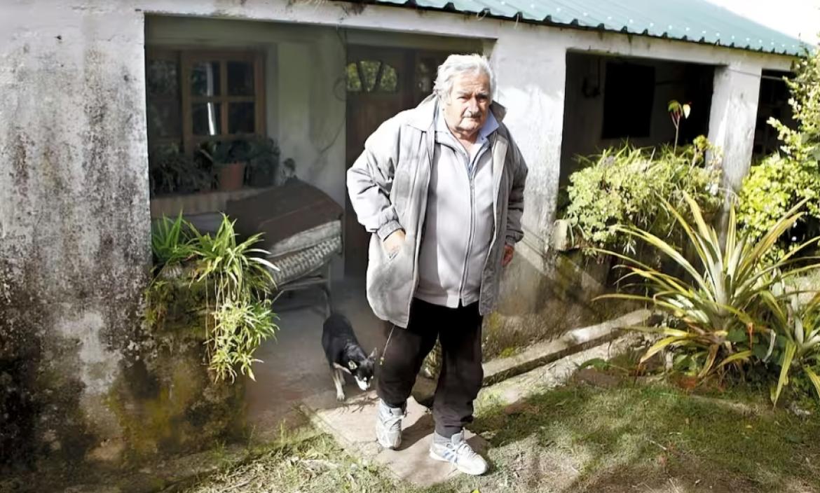 Pepe Mujica vive en una pequeña casa en las afueras de Montevideo.