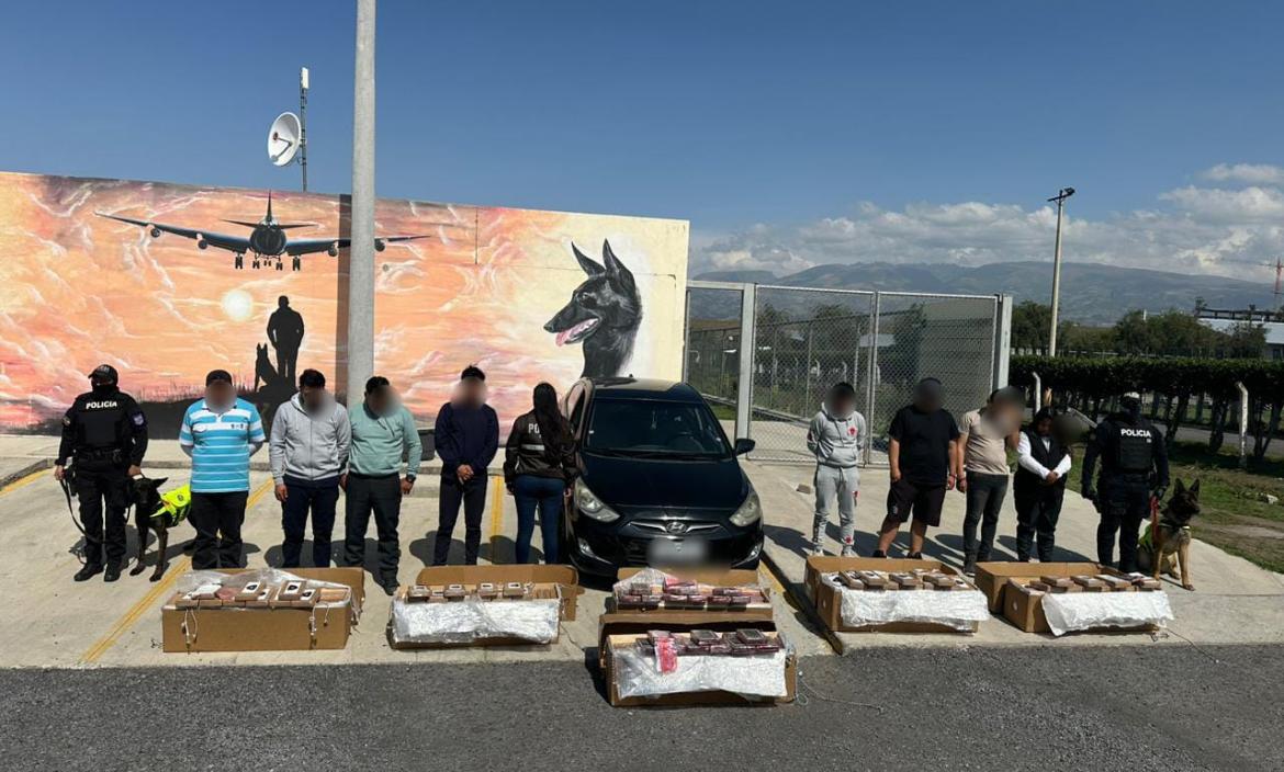 Las cajas de flores con droga estaban en la parte posterior de un avión que tenía como destino Catar.