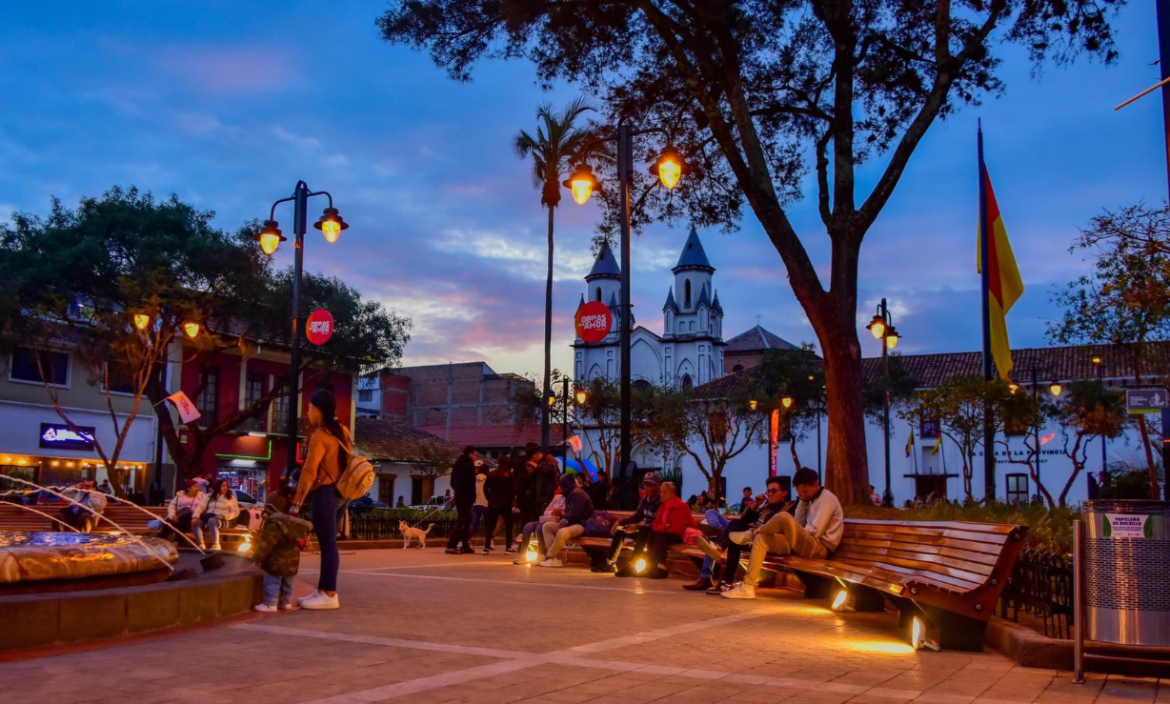 Turistas en el parque de San Blas en Cuenca.