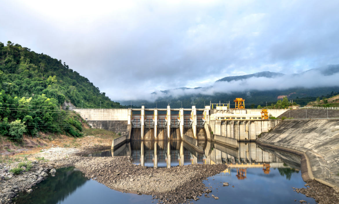 Referencial: las centrales hidroeléctricas de Ecuador no soportan la demanda de electricidad.