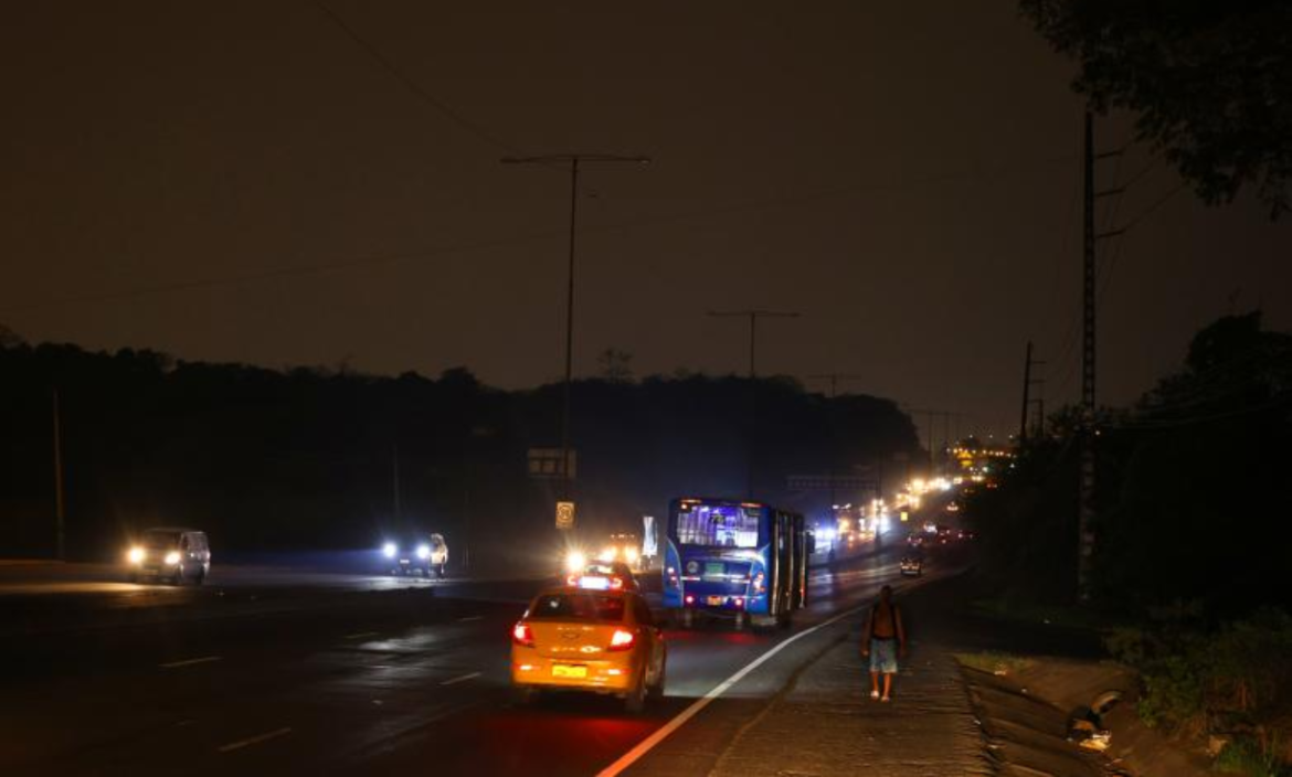 El Gobierno anunció cortes de luz de 14 horas diarias del 25 al 27 de octubre en Ecuador.