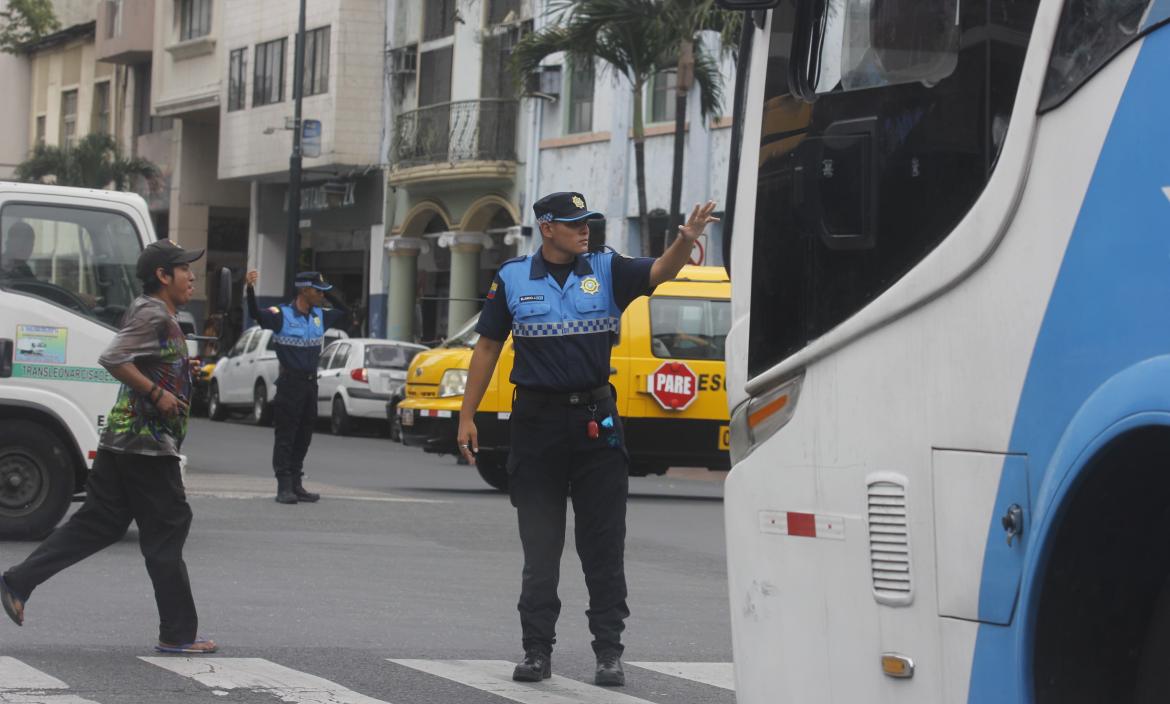 Agentes metropolitanos en el centro de Guayaquil ayudando a controlar el tránsito.