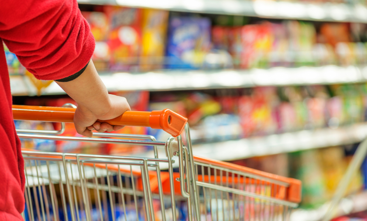 Referencial. Comprando en supermercado.