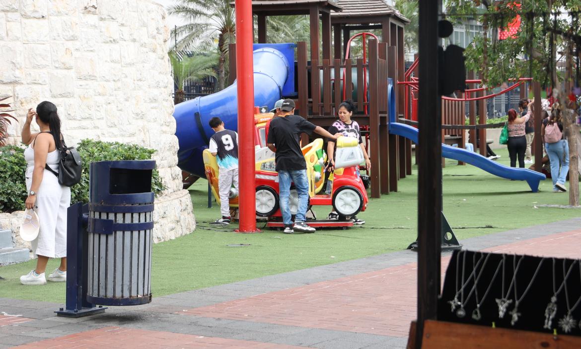 Niños jugando en el Malecón 2000