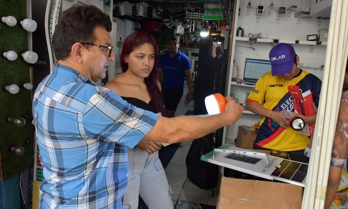 Clientes prueban los productos recargables que comercializa Anthony Mendoza.