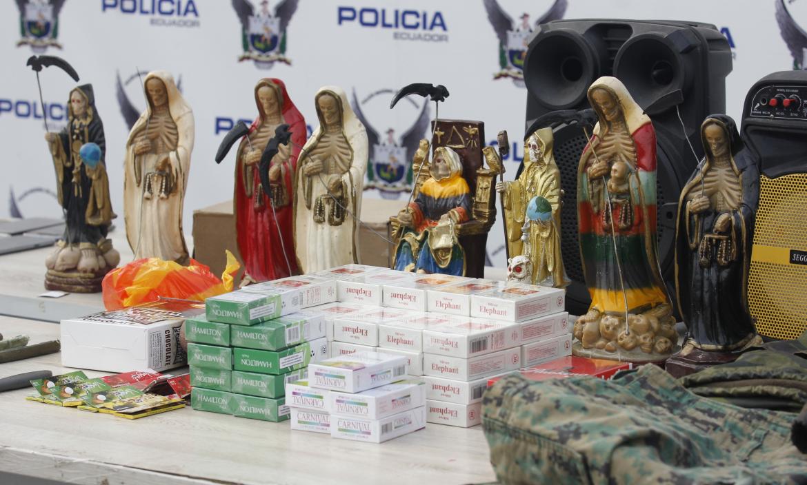 Descubren altar con 8 imágenes de la santa muerte en Socio Vivienda