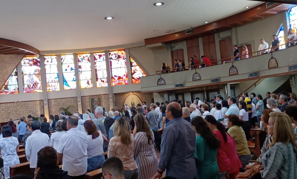 Los fieles llenaron cada banca de la misa la mañana de este 27 de octubre.