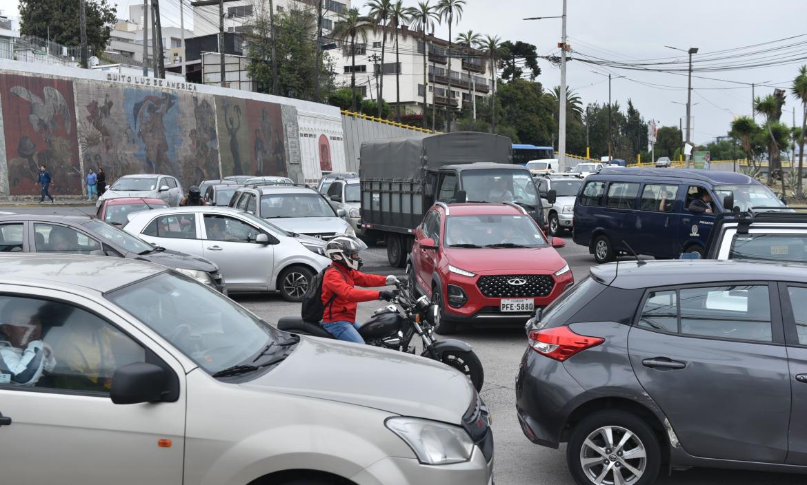 Congestionamiento vehicular en el norte de Quito, sector La Y, por falta de energía eléctrica