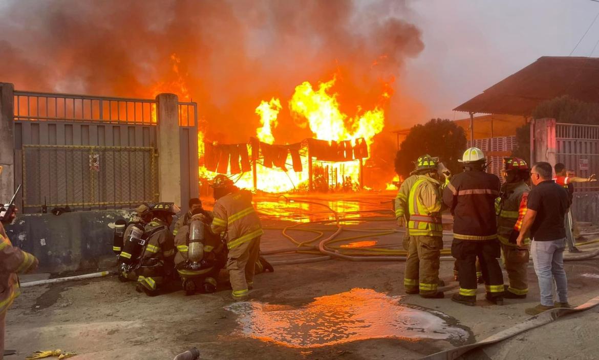 Los bomberos de Machala aún no pueden controlar el fuego.