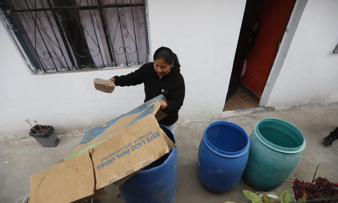 Daniela Moina Armas / Quito Les importa un ‘pito’ el llamado al ahorro de agua. Mientras desde el Municipio de Quito se clama por duchas ‘al vuelo’, los lavadores de autos siguen desperdiciando el líquido sin que nadie los detenga.  La Organización Mundia