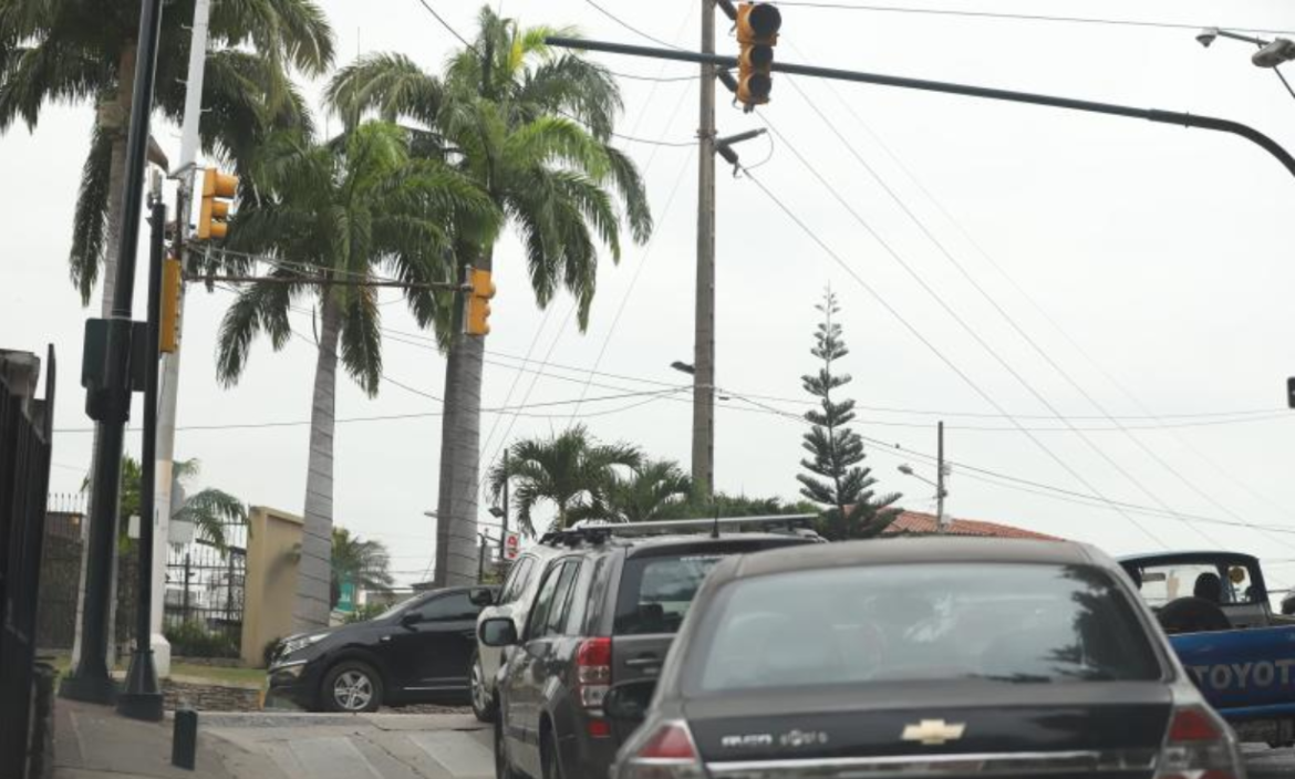 Semáforos apagados en una intersección de Lomas de Urdesa.