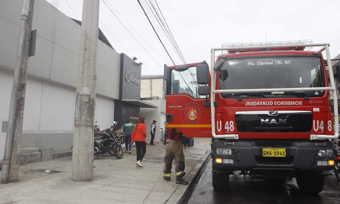 Personal de Bomberos realizó la limpieza de escombros tras el accidente.