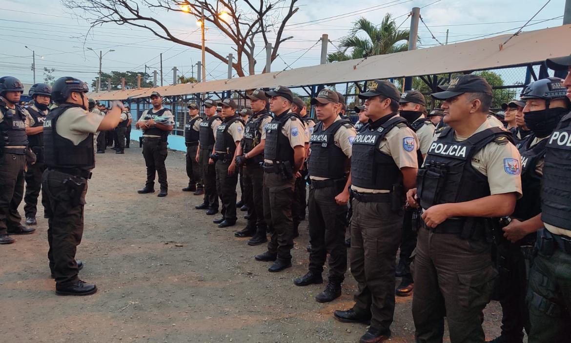 La Policía Nacional ejecutó intervenciones dentro de la Penitenciaría del Litoral.