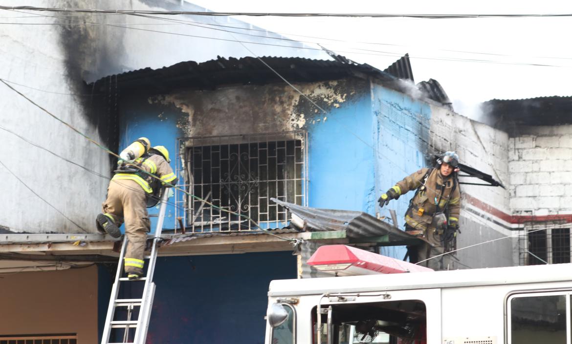 Los bomberos llegaron al sitio para controlar el fuego.