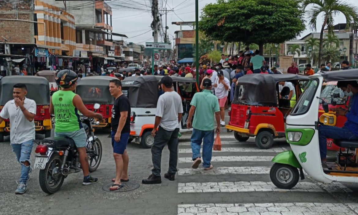 Conmoción en pleno parque central del cantón por un ataque al estilo sicariato.