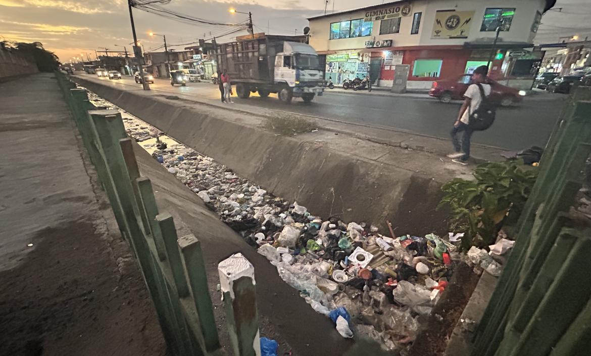 Basura acumulada en Mucho Lote 1