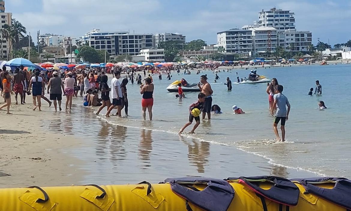 Hay gran afluencia de turistas en las playas de Santa Elena.