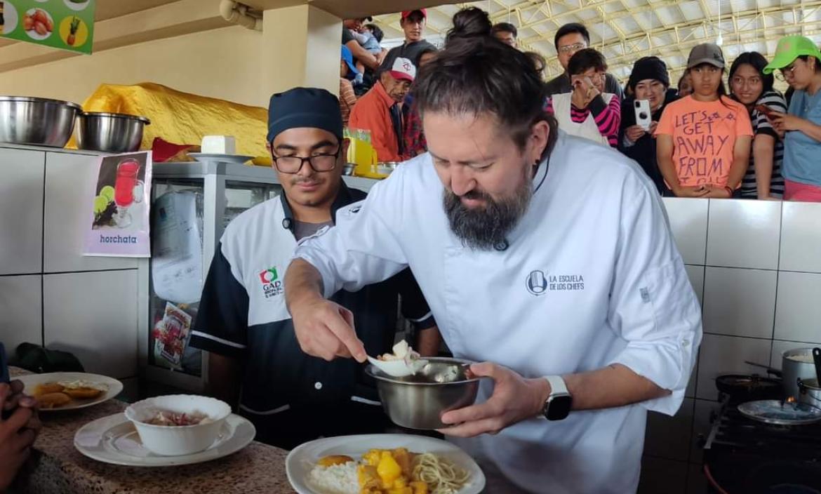 Jalál Dubois en un mercado de Ambato.