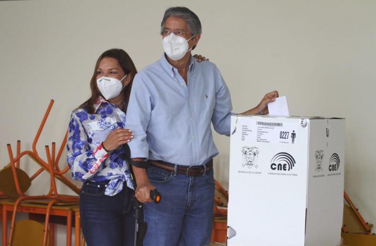 Guillermo Lasso votó en Guayaquil, acompañado de su esposa María Lourdes.