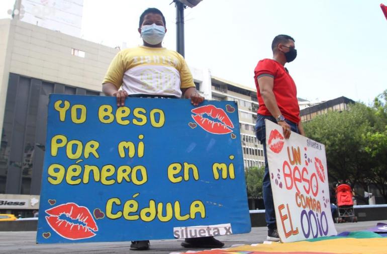 Miembros de la comunidad LGBTI en un plantón en el centro de Guayaquil.API