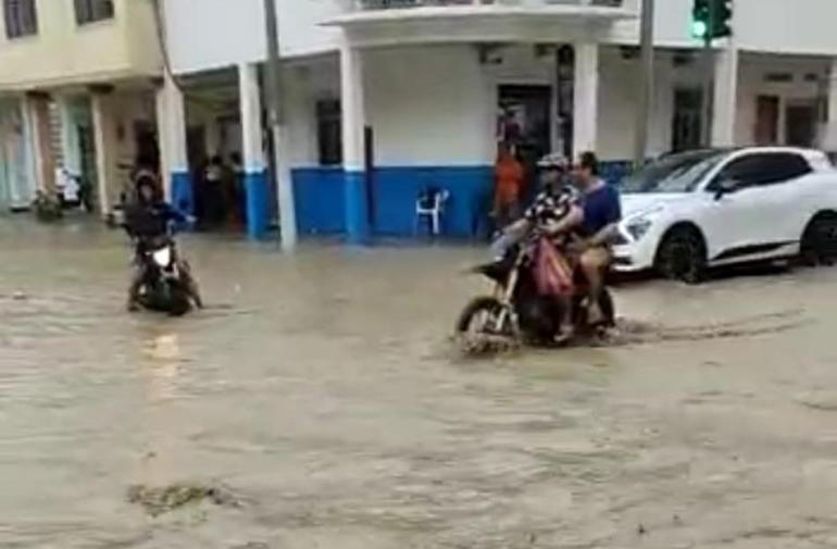 Fuerte aguacero inunda calles de Portoviejo
