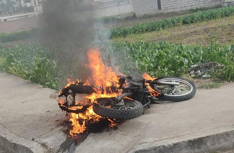 La moto de los delincuentes fue quemada.