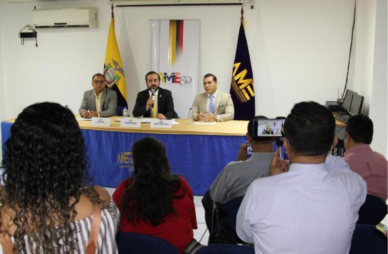 Patricio Maldonado (c), en rueda de prensa como presidente de la AME.