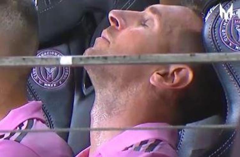 El rostro de impotencia de Messi luego de salir de la cancha por una lesión.