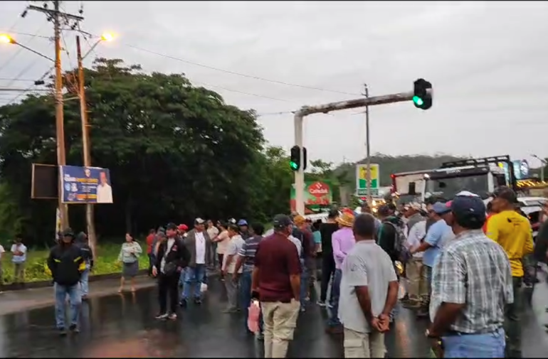 Trabajadores de Paján cerraron la vía Colimes-Guayaquil.