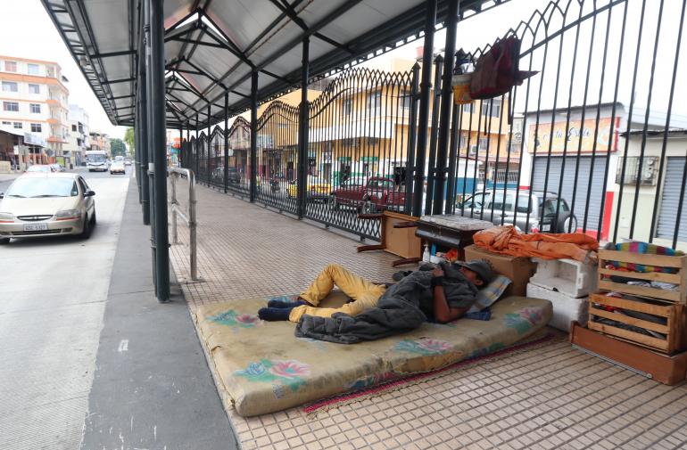 indigentes en la metrovia de Guayaquil