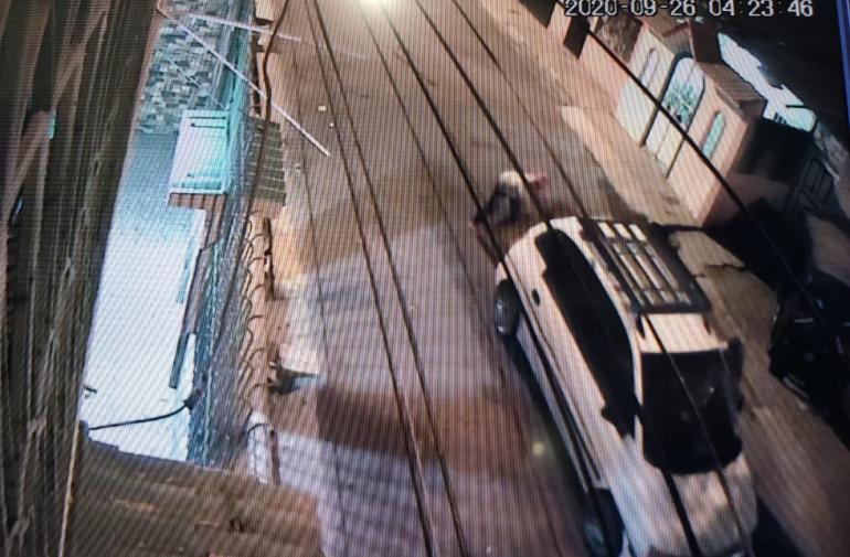 El momento en que los delincuentes se llevan el carro quedó registrado en un vídeo de seguridad,
