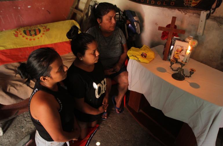 María Alvarado junto a sus hijas Paola y Katherine, el 29 de cada mes prenden una vela y piden por el alma de Adalberto.