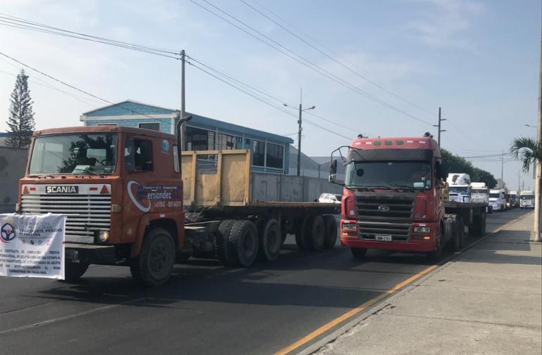 Conductores de camiones protestan por el precio del diésel.