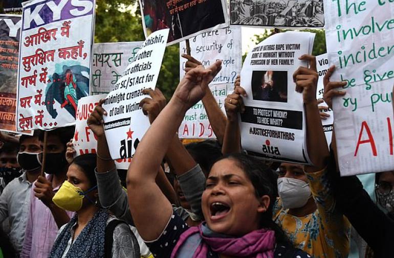 Manifestación en India por violación a una joven de 14 años.