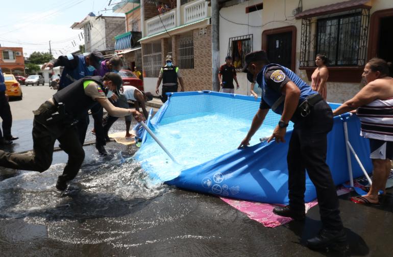 Policías y personal del Municipio desmontaron las piscinas.