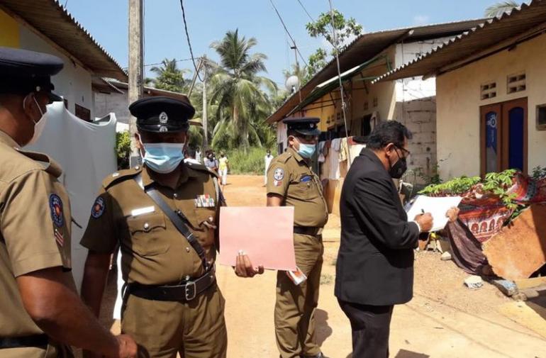 Se inspecciona el exterior de una casa donde una niña murió en Delgoda, Sri Lanka.