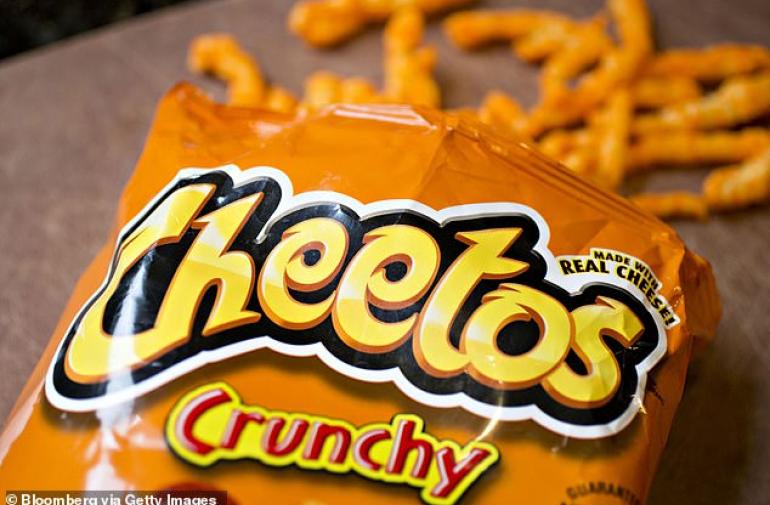 Residuos de cheetos logran identificar a una posible ladrona.