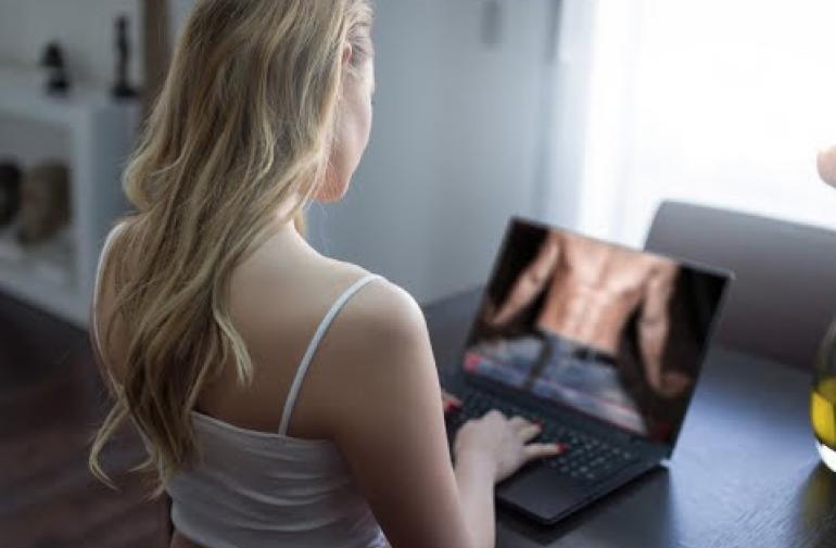 Más jóvenes está sumidos al sexo virtual.