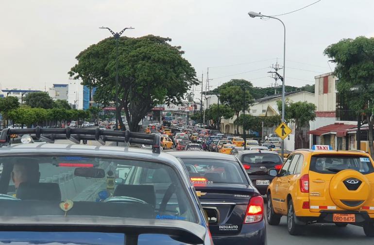 Hay tráfico en diferentes sectores de Guayaquil.