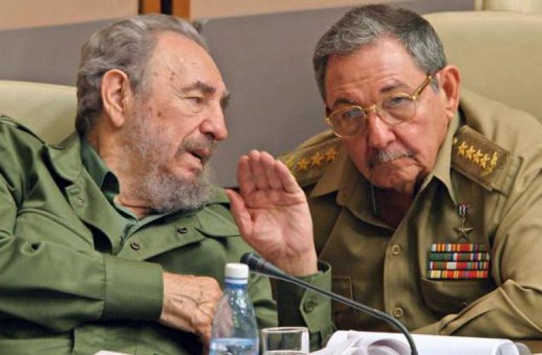 Fidel y Raúl Castro, políticos cubanos.