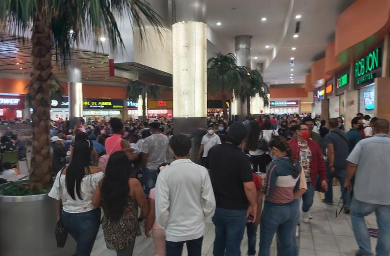 Varias aglomeraciones se reportaron en algunos centros comerciales de la urbe.