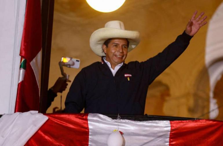 Pedro Castillo se declara presidente del Perú al terminar el conteo de votos.