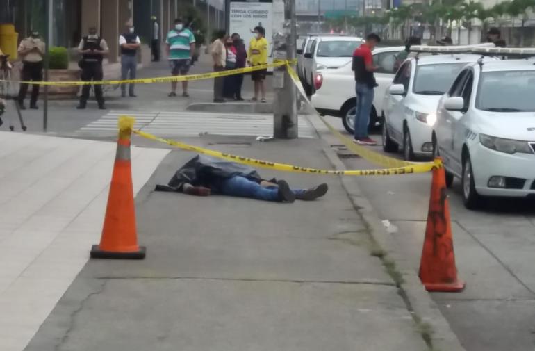 El cuerpo de Daniel Chimbolema quedó en la vereda. Vídeo registró a los asesinos.