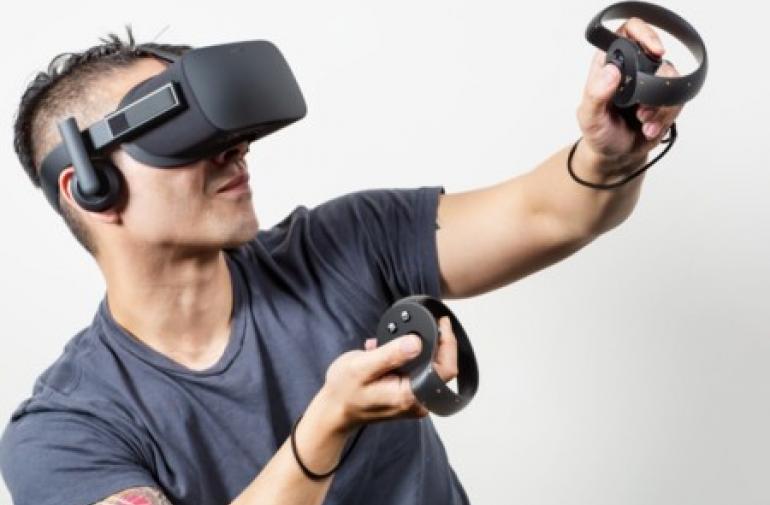 Estas son las gafas de realidad virtual Oculus.