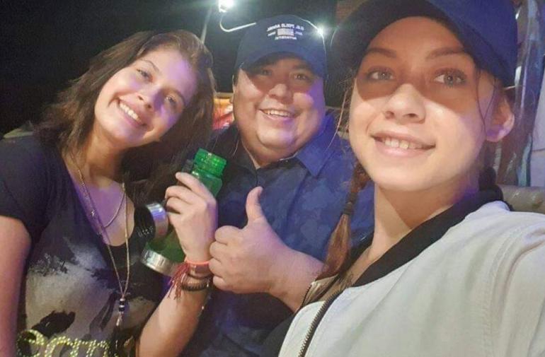 Jorge Luis Flores Lema junto a dos de las extranjeras implicadas en su asesinato.