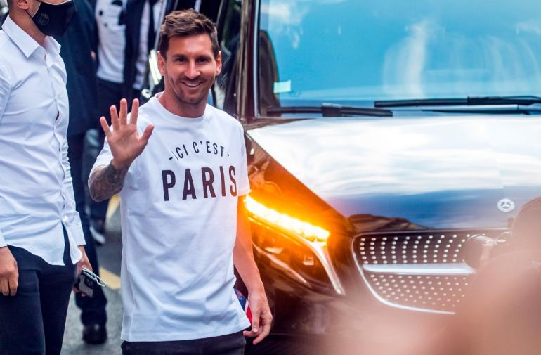 Leo Messi a su llegada a París fue recibido por hinchas